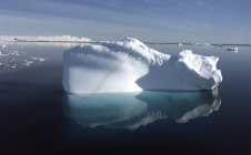 Les morceaux de glace qui se détachent de la banquise arctique peuvent parcourir des centaines de kilomètres
